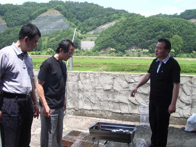 008_Wie_kommt_man_ans_Grillfeuer.jpg