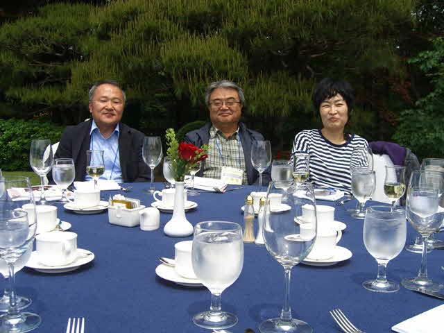 06 Prof. Ahn M.Y. zwischen Herrrn Lee und Frau Goak.JPG