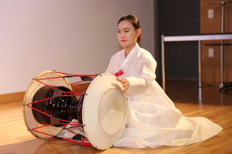 019 an der Sanduhr-Trommel (janggu) Lee, Bo Reum.JPG