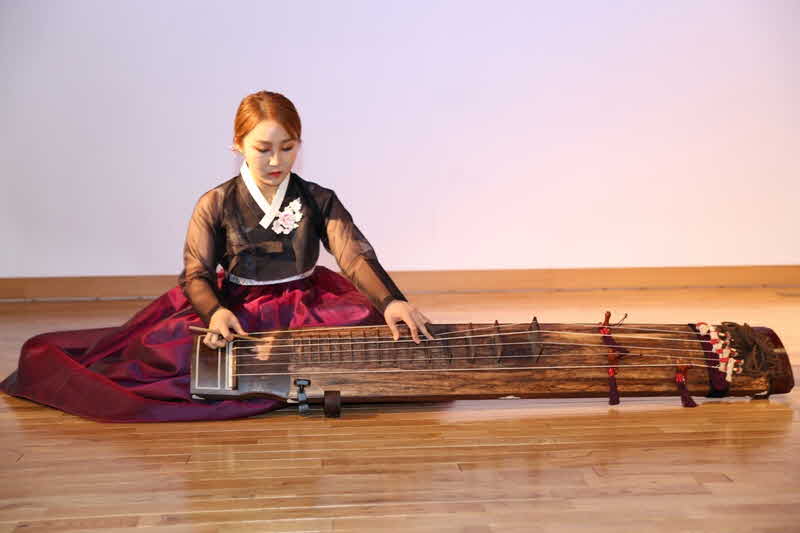 018 am Geomungo (6saitige koreaische Zither) Jo, Su I.JPG