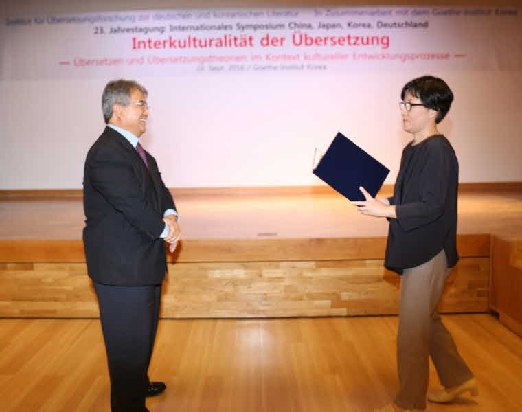 008 Institutsleiter Ahn Mun-Yeong und Preistraegerin Dr. Lee, Ki Sook (이기숙).JPG