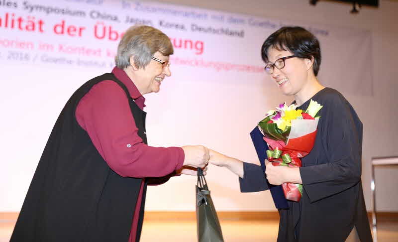 010 Blumen und Simonegeschenk.JPG