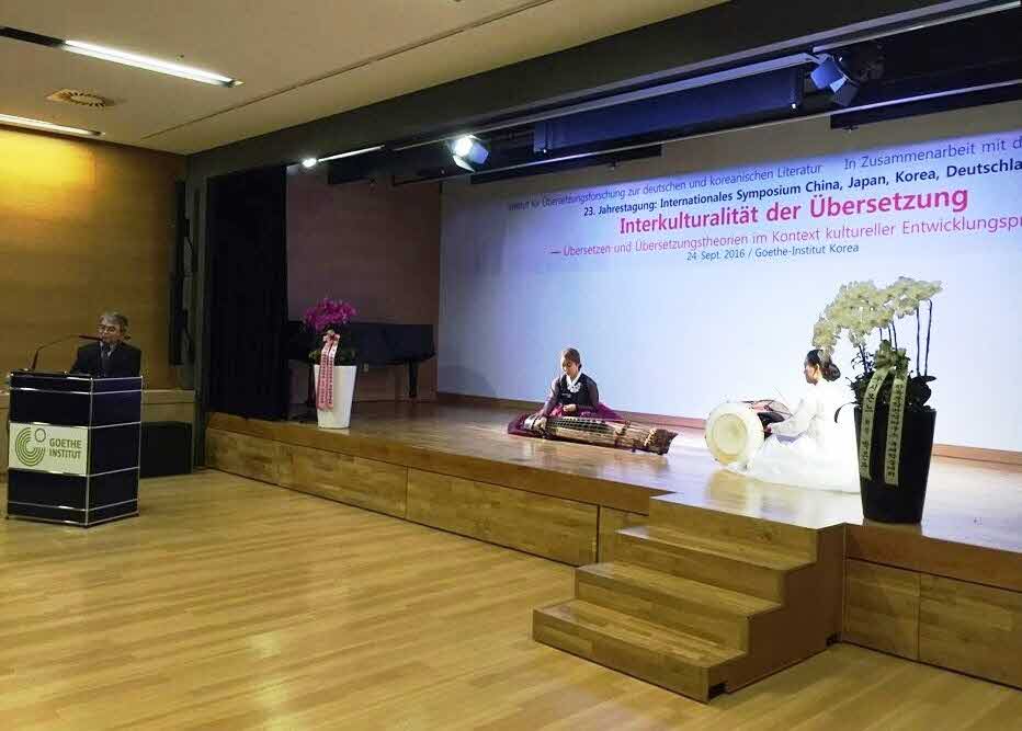 017 Erklaerung der Instrumente durch Prof. Ahn Mun-Yeong.jpg