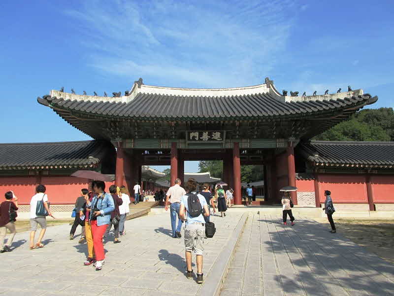 015 Eingangstor zum Changdeok-Palast mit dem Koeniglichen Garten (Huwon) UNESCO World Heritage.JPG