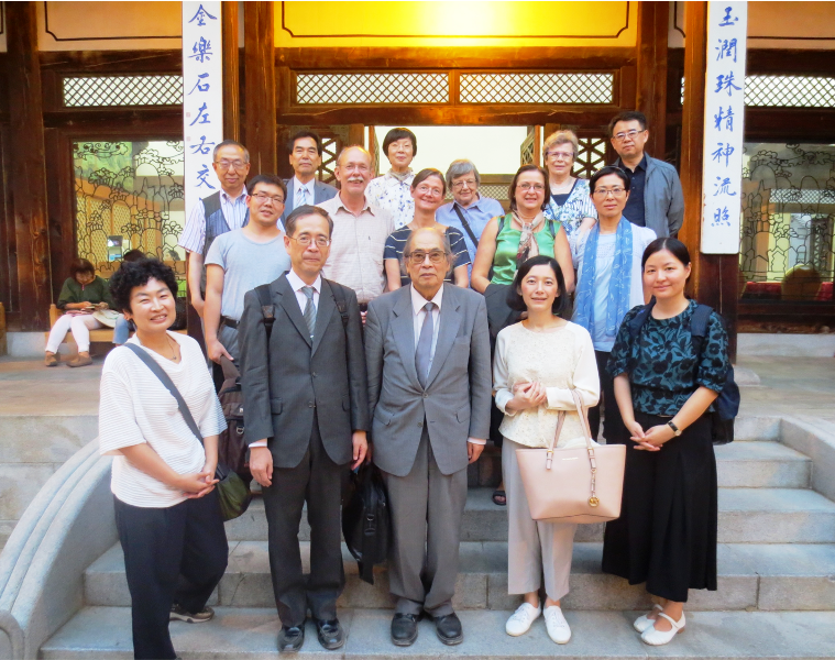 031 Gruppenbild vor dem Korea House.png