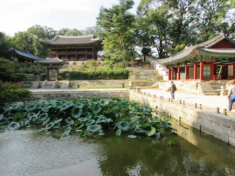 022 Teich und Lessehallen im Palastgarten.JPG