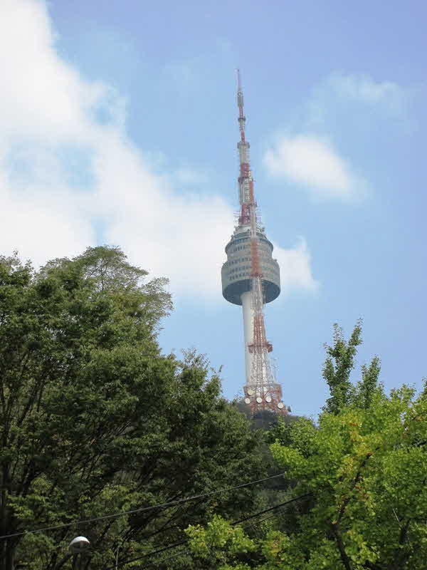 032 Namsan Tower am Tage waehrend der Mittagspause aufgenommen.JPG
