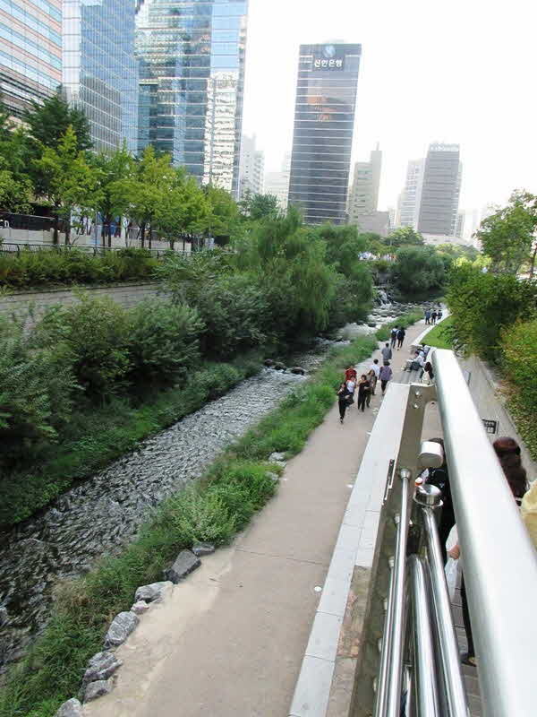011 Am Cheonggyecheong.JPG