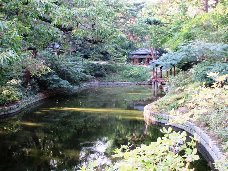 025 Teich in der Form der koreanischen Halbinsel mit Pavillons.JPG