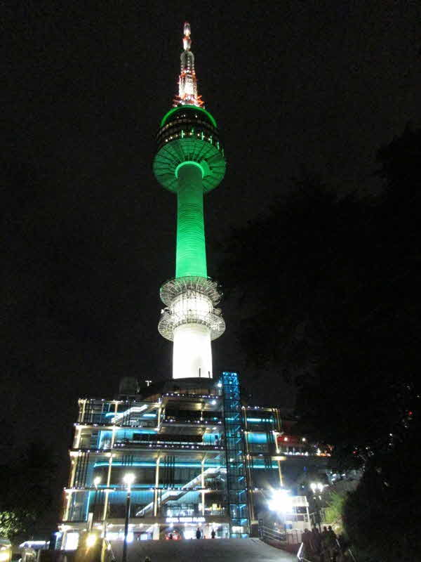 034 Am Fusse des Namsan Towers.JPG