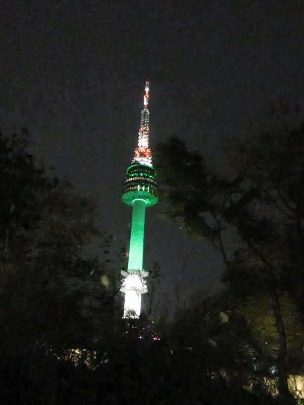 033 Namsan Tower am Abend.JPG
