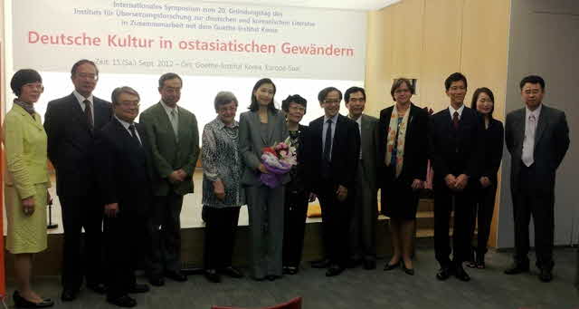 22 Gruppenfoto mit der Preistraegerin 1.jpg