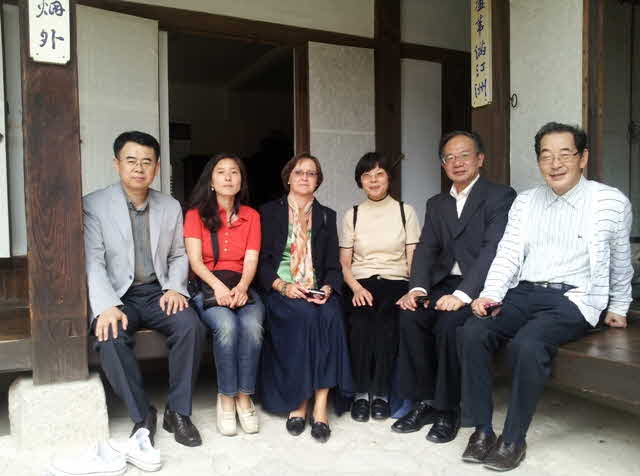 22 Auf dem offenen Holzflur eines Hanok KWON;  X; Moser; CHOE; WEI; RZUICHIRO.jpg