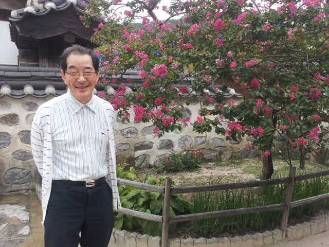 24 RYUICHIRO, Usui im Garten 2.jpg