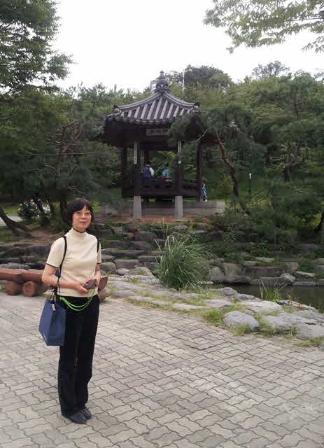 30 CHOE, Min Suk im Garten.jpg