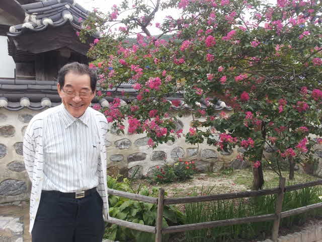 23 RYUICHIRO, Usui im Garten .jpg