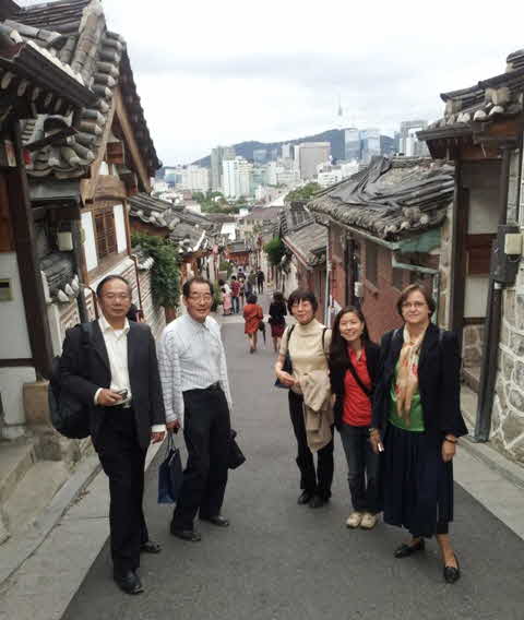 42 In einer Gasse im bukchon=Viertel.jpg