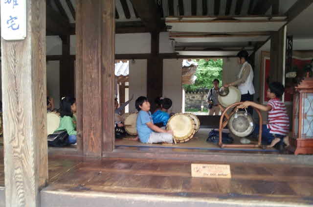 25 Kinder machen traditionelle Musik = Gukak.jpg