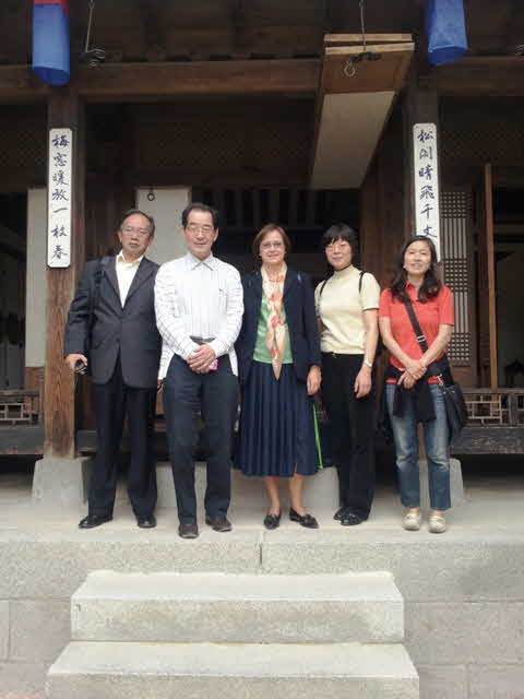 17 Vor einem Hanok WEI, Yuqing; RYUICHIRO. Usui; Karin Moser; CHOE, Min-Suk; .jpg